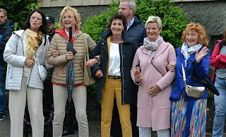 Das Königspaar Sabine Kleine und Oliver Jochmann bildete zusammen mit seinem Hofstaat, dem Jungschützenthron und dem Kinderprinzenpaar den strahlenden Mittelpunkt des Schützenfestes im Weberdorf - Silke Riethmüller