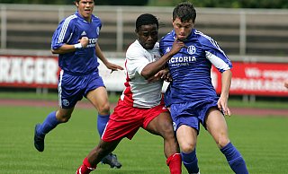 Als Stürmer stets heftig attackiert: Für den VfB Fichte spielte Bayamba Belombo (l.) auch gegen Schalke. Foto: wolfgang rudolf - Rudolf Als Stürmer stets heftig attackiert: Für den VfB Fichte spielte Bayamba Belombo (l.) auch gegen Schalke. Foto: wolfgang rudolf - Rudolf