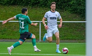 Charley Achtereekte (r.) traf zum 1:2 für den TuS Dornberg in Hövelhof. - Andreas Zobe