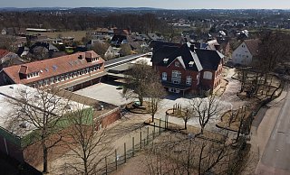 Die Grundschule Ennigloh soll – je nach Variante – für 2,8 bis 4,8 Millionen Euro mehr Platz für den Offenen Ganztag bekommen. Die Anmeldezahlen sind enorm gestiegen. - Gerald Dunkel