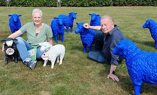 Auf der Wiese von Melanie Wittemeyer (l.) in Gehlenbeck steht eine Herde blauer Schafe, die sofort für Aufsehen sorgte. Gerhard Terstegge (r.) will sie auf Tour durch Lübbecke schicken. - Heike von Schulz