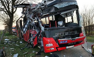 Komplett aufgerissen: Front und rechte Seite des verunglückten Linienbusses. - Ralph Meyer