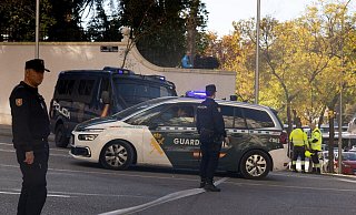 Polizisten und Feuerwehrleute stehen vor der US-Botschaft in Madrid, wo eine Briefbombe einging. - Eduardo Parra/EUROPA PRESS/dpa