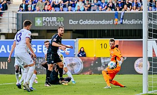 Im Hinspiel gegen Osnabrück hatte SCP-Verteidiger Jannis Heuer in dieser Szene eine Hereingabe von Max Kruse zur Paderborner 1:0-Führung ins Tor abgelenkt. Am Ende stand aber nur ein enttäuschendes 1:1 zu Buche. - Besim Mazhiqi