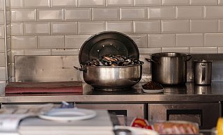 Die häufigsten Symptome bei Lebensmittelvergiftung sind Übelkeit, Erbrechen und Durchfall. - Ahmed Deeb/dpa