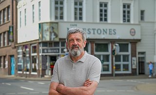 Zilo Demirovic sieht einer ungewissen Zukunft entgegen. Nach derzeitigem Stand der Dinge wird er sein Café Milestones schließen müssen. - Andreas Zobe