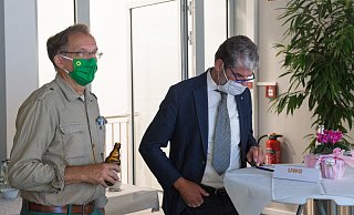 Bernhard Weil (Grüne, l.) und Eckard Gläsker (UWG) waren bereits frühzeitig im Rathaus. Im Rennen um das Bürgermeisteramt spielen die beiden bei der Stichwahl am 27. September aber keine Rolle mehr. - Ralf Bittner