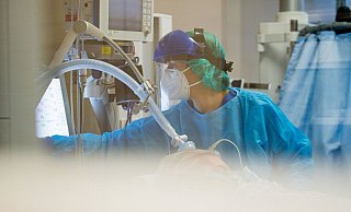 Eine Ärztin kümmert sich auf der Intensivstation einer Klinik um einen Corona Patienten. - picture alliance/dpa