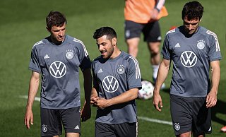 Zurück beim DFB-Team: Thomas Müller (l),Kevin Volland und Mats Hummels (r) beim ersten Training in Seefeld. - Foto: Christian Charisius/dpa
