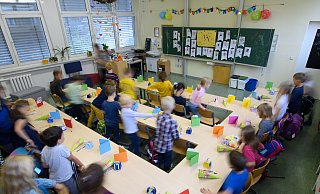 Nach gut sechs Wochen Sommerferien fängt für rund 2,5 Millionen Schülerinnen und Schüler in NRW wieder der Unterricht an. - picture alliance/dpa/dpa-Zentralbild