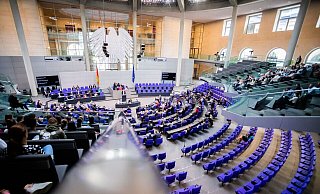 Die Abgeordneten des Deutschen Bundestages diskutierten heute über den Gesetzentwurf zur Abschaffung des Gesetzesparagrafen 219a, der das sogenannte Werbeverbot für Schwangerschaftsabbrüche regelt. - Foto: Christoph Soeder/dpa