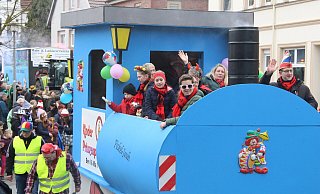 Im Kinderprinzenwagen sind alle Lokomotivführer. - Burkhard Battran