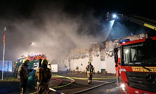 Bei einem Großbrand wurde in der Nacht zu Dienstag eine 30 mal 45 Meter große Lagerhalle an der Raiffeisenstraße in Bad Lippspringe zerstört. - Ralph Meyer