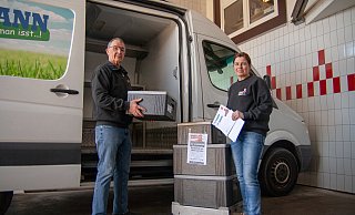 Gerd Burkert startete am Mittwoch, 25. März, die erste kontaktlose Lieferung von Hof Oevermann. Silke Oevermann hat die Bestellungen organisiert. - Noah Brümmelhorst