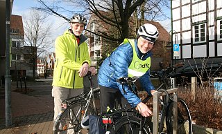 Radabstellanlage in Enger: Gottfried Sielmann (l.) und Uwe Diekmann vom ADFC haben gute Schlösser für ihre Fahrräder. - Karin Wessler