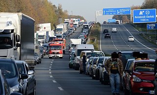 Eine Frau stirbt nach einem heftigen Unfall auf der Autobahn 2 bei Herzebrock. Vier weitere Menschen werden verletzt. Gaffer versammeln sich auf der Autobahnbrücke. - Andreas Eickhoff