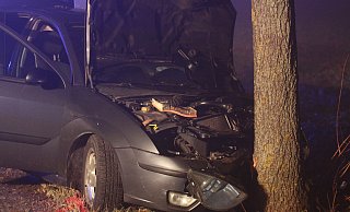Bei einer Fahrt auf der Landesstraße 838 zwischen Jakobsberg und Haarbrück ist am Sonntagabend ein 45 Jahre alter Autofahrer mit seinem Wagen frontal gegen einen Baum geprallt. - Torsten Wegener