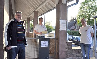 Helmut Springer (v. l.), Michael Weinreich und Vanessa Freitag freuen sich über die gespendeten Masken, die in die schwarze Box am Vereinsgebäude (Am Bahnhof 7) abgegeben werden können. - Helga Krooß