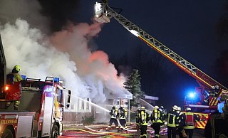Die Tennishalle Im Dall brennt am Donnerstag, 10. Dezember, lichterloh. - Susanne Barth
