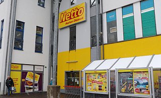 Einer der "Kunden" zieht plötzlich eine Pistole und bedroht beim Überfall auf die Netto-Filiale am Kaukenberg den Kassierer. - Holger Kosbab