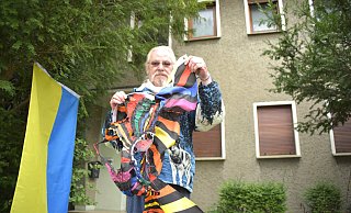 Reinhard Wehmeyer zeigt die Überreste der Peace-Flagge aus Kunstfasern, die Unbekannte in der Nacht zu Mittwoch vor seinem Haus in Lenzinghausen angesteckt haben. - Andreas Sundermeier