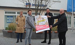Das Delbrücker Abendshopping wird verschoben. (v. l.) Hiltrud Pöhler-Rolf (Arbeitskreis Herbstfest), Britta Kuboth (Geschäftsführerin Demag), Johannes Dunschen (Vorsitzender der Demag) und Henry Kosche (Sprecher Arbeitskreis Herbstfest) verkünden die Nachricht. - DEMAG
