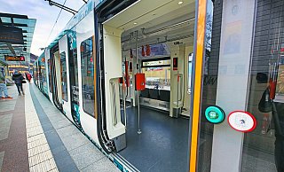 Eine leere Stadtbahn in der Mittagszeit um 11.30 Uhr. - jonek.fotografie.de