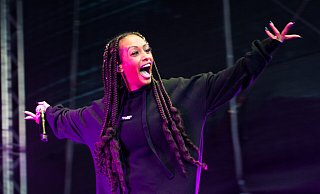 Die Rapperin Nura wurde durch "Sing meinen Song" einem breiten Publikum bekannt und rappt von Rassismuserfahrungen, gegen Rechts und für die Rechte von marginalisierten Menschen. - Ralf Bittner