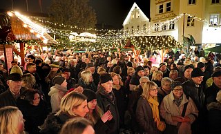 Der Gänsemarkt war gesteckt voll, als Bürgermeister Tim Kähler den Weihnachtsmarkt eröffnete. Der Platz hat einen stimmungsvollen Lichterschmuck. - Frank-Michael Kiel-Steinkamp