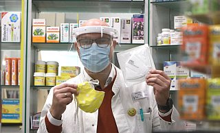 Der Engeraner Apotheker Jens Kosmiky präsentiert nicht nur drei verschiedene Arten von Masken, sondern auch einen Gesichtsschutz. - Andreas Sundermeier