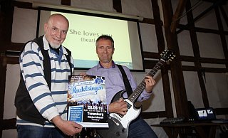 Vorfreude: Gastgeber Pete Mackenroth (l.) freut sich auf das erste Rudelsingen in der Tonenburg, das Jörg Hillmann präsentiert. Rudelsingen findet mittlerweile in mehr als 100 Städten bundesweit statt. - Hermann Ludwig