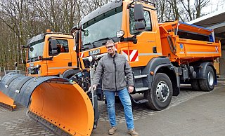 Thomas Kronshage, Leiter des Bauhofs in Oerlinghausen, steht vor den beiden 18-Tonnern, die die Stadt im Winterdienst einsetzt. Das Räumschild hat eine Breite von drei Metern. Auf der Ladefläche sind neun Tonnen Salz gebunkert. - Gunter Held