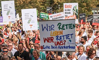 Mehrere tausend Beschäftigte nordrhein-westfälischer Krankenhäuser fordern vor dem Landtag in Düsseldorf mehr Geld von der Bundesregierung für die Kliniken. - Oliver Berg/dpa