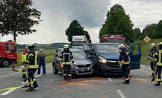 Die Kollision der beiden Fahrzeuge im Kreuzungsbereich hatte lange Staus auf der B64 zur Folge. - Polizei