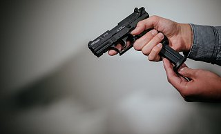 Im Kreis Paderborn ist die Zahl der beantragten Waffenscheine gestiegen. - dpa