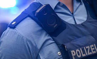 Bodycams der Polizei sollen deeskalieren und dokumentieren. | Symbolfoto - Arne Dedert/dpa