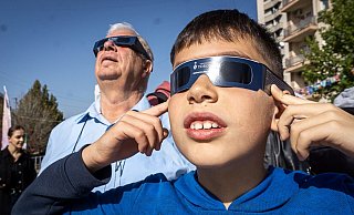 Am 29. März verdeckte der Mond einen Teil der Sonne. Man sollte sich solche Ereihnisse nur mit speziellen Brillen schauen. - Visar Kryeziu/AP/dpa