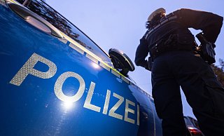Drei Personen sind im Zuge des Einsatzes jeweils leicht verletzt worden. - Marijan Murat/dpa
