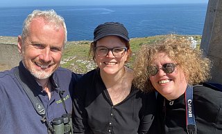 Die Autorinnen Stefanie Biermann (r.) und Kristina Maria Dahl trafen David Steel, den Naturschutzgebietsleiter der schottischen Isle of May. - Kristina Maria Dahl