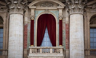 Kurz nach der Papstwahl zeigt sich der neugewählte Papst auf diesem Balkon den Gläubigen. - Michael Kappeler/dpa