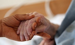 Die Angeklagte aus Bielefeld war seit 2021 mit der Pflege der dementen Frau betraut. - Oliver Berg/dpa