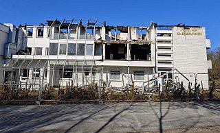 Der Kaiserbrunnen in Brakel ist nur noch eine Brandruine und wird wohl abgerissen, vermutet der Makler Hans Kössinger. - Svenja Ludwig