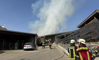 120 Einsatzkräfte waren am Dienstag bei einem Großbrand in Melle im Einsatz. - Nord-West-Media TV