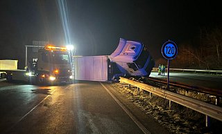 Einsatzkräfte der Feuerwehr arbeiteten an der Unfallstelle auf der A2 bei Bad Oeynhausen. - NW