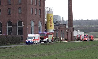 Feuerwehr und Rettungsdienst sind bei nach einem Brand in der Allersheimer Brauerei in Holzminden im Einsatz. - Stringer/dpa