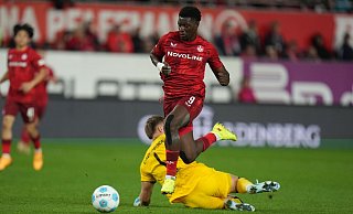 SCP-Keeper Pelle Boevink grätscht ins Leere. FCK-Stürmer Ragnar Ache geht auf und davon und schiebt den mühelos zum 1:0 ins verwaiste Paderborner Tor ein. - Thomas Frey/dpa