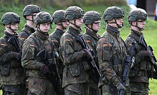 Zum 1. Januar 2026 soll es losgehen mit dem neuen Wehrdienst – die Koalitionsfraktionen haben die letzten Details ausgehandelt. - Federico Gambarini/dpa