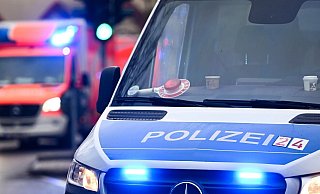 Ein Fußgänger wurde auf der A30 von einem Lkw erfasst und verstarb noch am Unfallort. | Symbolbild - Jens Kalaene/dpa