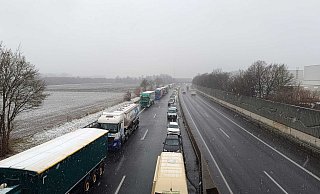 Auf der der A30 zwischen Bruchmühlen und Bünde staut sich der Verkehr. - Sven Hauhart