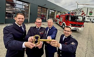 Wehrleitung und Bürgermeister: Maximilian Rempe, Sebastian Lienen, Michael Berens und Patrick Falkenrich haben den symbolischen Schlüssel zum neuen Hövelhofer Gerätehaus. Es kommt allen Bürgerinnen und Bürgern zugute, denn die Freiwillige Feuerwehr der Sennegemeinde sorgt nun von hier aus für Sicherheit. - Jens Reddeker